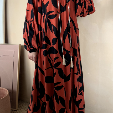 ROBE IMPRIMEE COLOREE ROUGE ET NOIRE