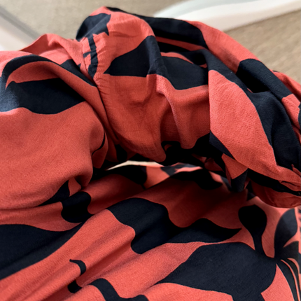 ROBE IMPRIMEE COLOREE ROUGE ET NOIRE